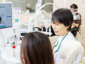 歯科医院でホワイトニングの相談を受ける様子