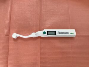 お口の乾燥具合を測定する口腔水分計