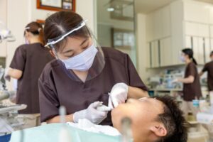歯科医院で診察を受ける様子