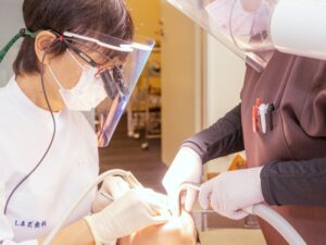 虫歯治療をする歯科医師